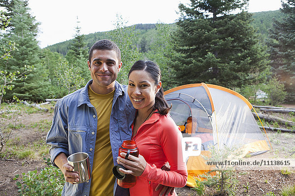 Lächelndes Paar beim Camping