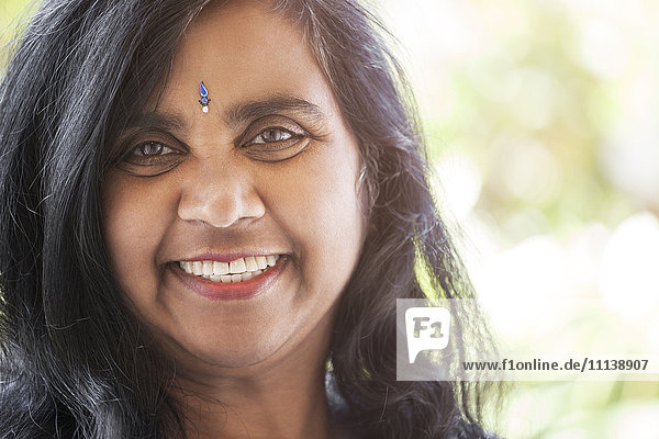 Indische Frau mit Schmuckstück auf der Stirn
