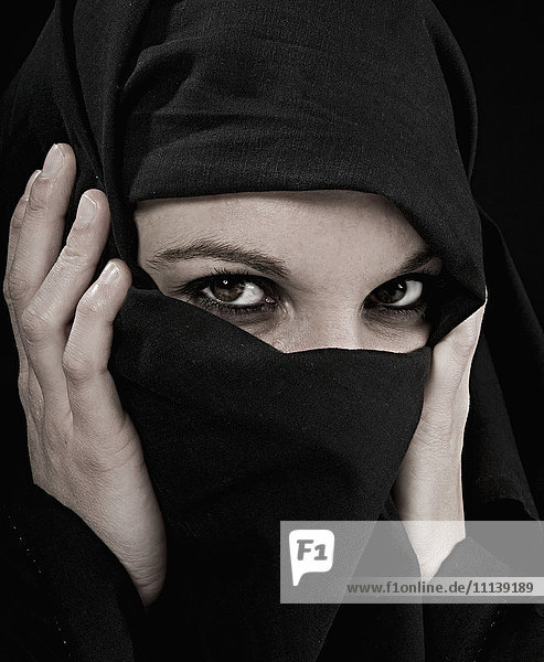 Frau trägt Burka