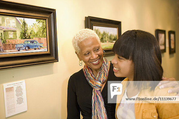 Großmutter und Enkelin umarmen sich in der Galerie