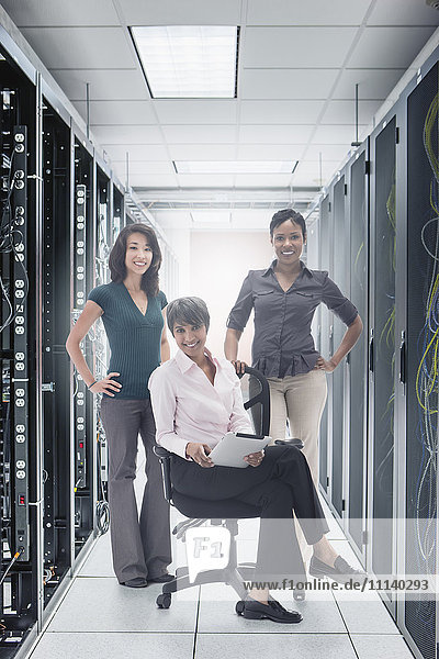 Geschäftsfrauen im Serverraum