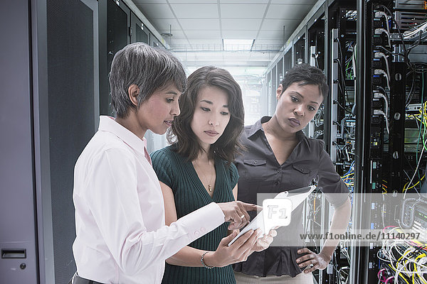 Geschäftsfrauen arbeiten im Serverraum zusammen