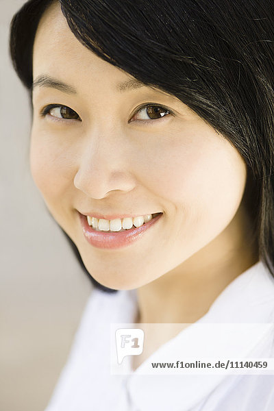 Lächelnde chinesische Geschäftsfrau