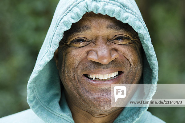 Lächelnder afroamerikanischer Mann in Kapuzenjacke