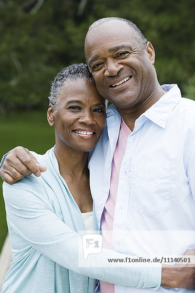 Lächelndes afroamerikanisches Paar  das sich umarmt