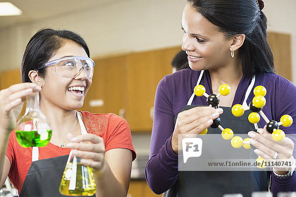 Lehrer und Schüler arbeiten mit Chemikalien im Klassenzimmer