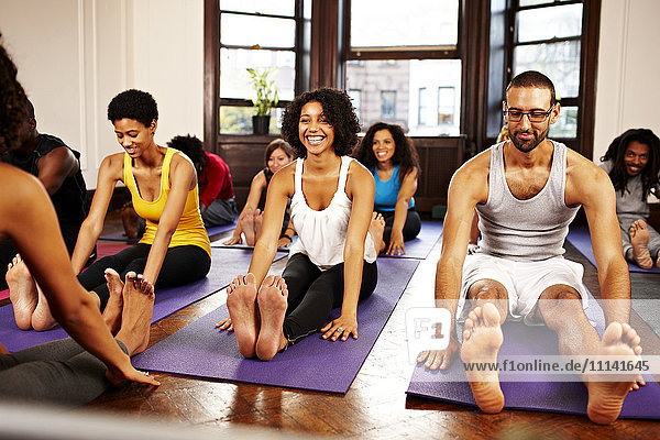 Menschen  die Yoga im Unterricht praktizieren
