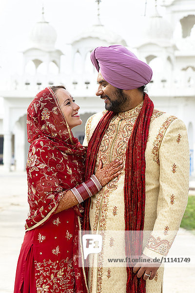 Lächelndes Paar in traditioneller indischer Kleidung