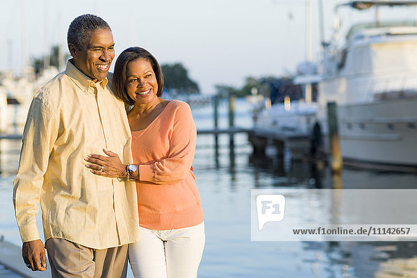 Afroamerikanisches Paar lächelt am Pier