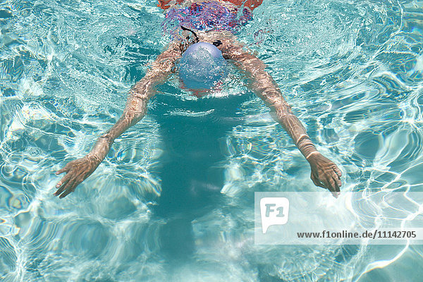 Hohe Winkel Ansicht der kaukasischen Frau Schwimmen im Pool