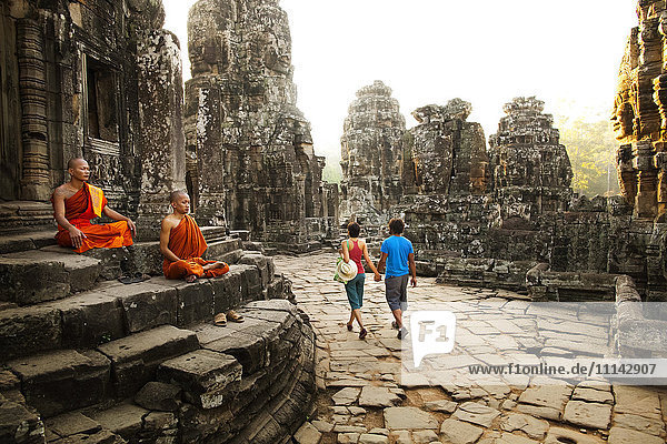 Pärchen beim Besuch eines buddhistischen Tempels  Angkor  Siem Reap  Kambodscha