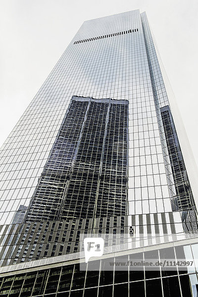 Wolkenkratzer  der sich in Gebäudefenstern spiegelt  New York  New York  Vereinigte Staaten