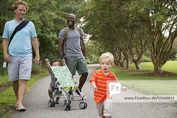 Väter und Söhne gehen zusammen im Park spazieren