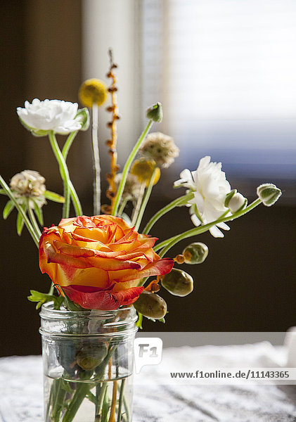 Blumenstrauß auf dem Tisch