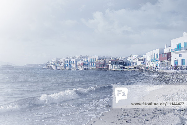 Angeschwemmte Wellen am Strand  Mykonos  Griechenland