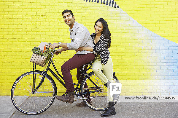 Indisches Paar fährt Fahrrad auf der Straße