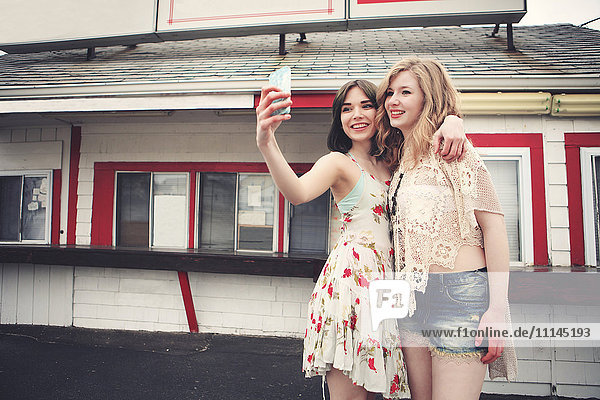 Kaukasische Freunde machen Selfie mit Handy