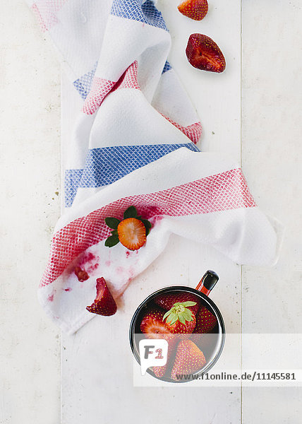 Frische Erdbeeren und Handtuch