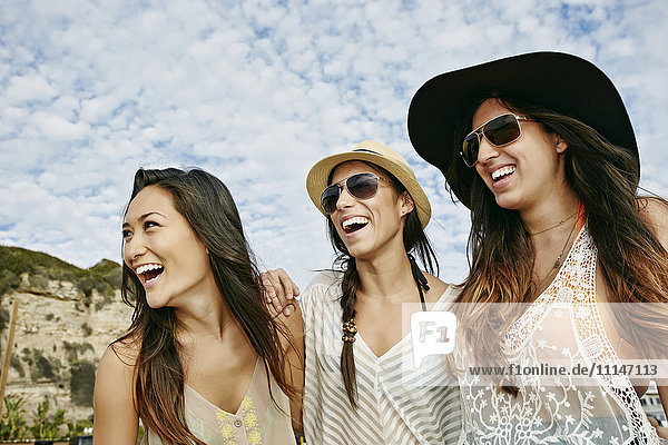 Gemeinsam lächelnde Frauen am Strand