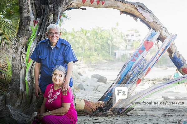 Hispanisches Paar lächelnd am Strand