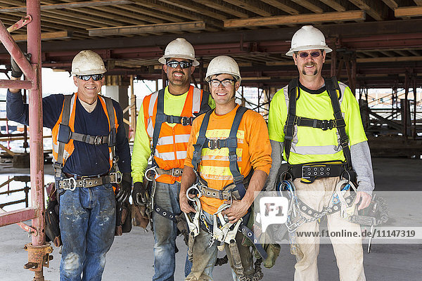 Lächelnde Arbeiter auf der Baustelle