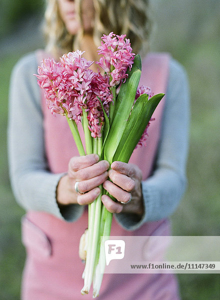 Nahaufnahme einer Frau mit Blume