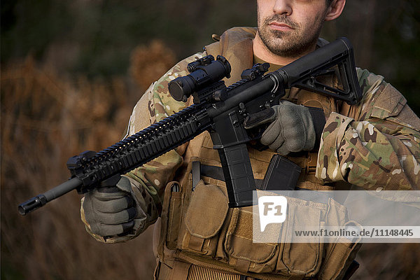 Soldat zielt während der Ausbildung auf eine automatische Waffe