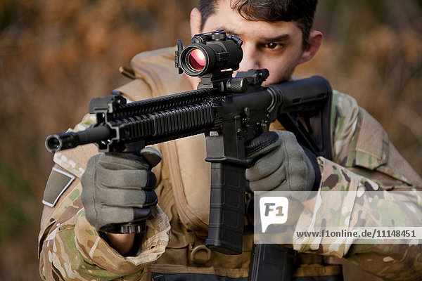 Soldat zielt während der Ausbildung auf eine automatische Waffe