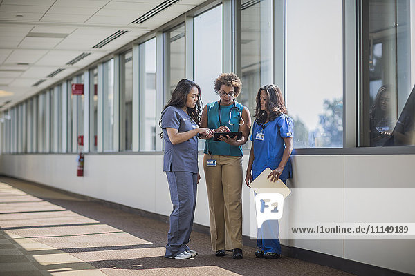 Krankenschwestern und Arzt mit digitalem Tablet