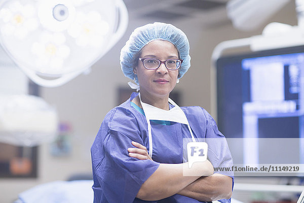 Afroamerikanischer Chirurg im Operationssaal