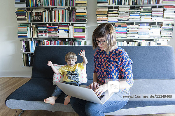 Mutter und Sohn benutzen Laptop