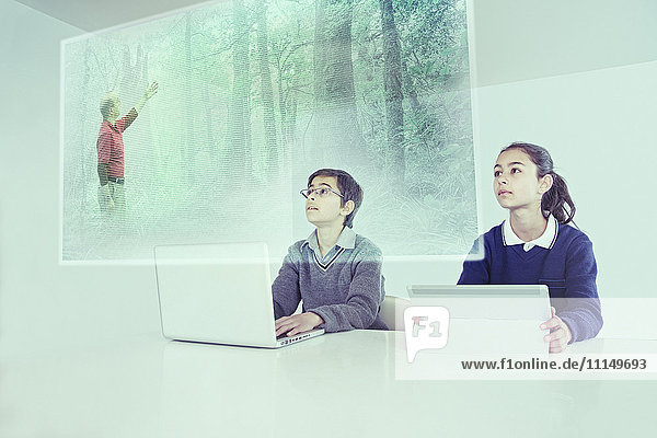 Kinder beobachten einen schwebenden Bildschirm im Online-Kurs