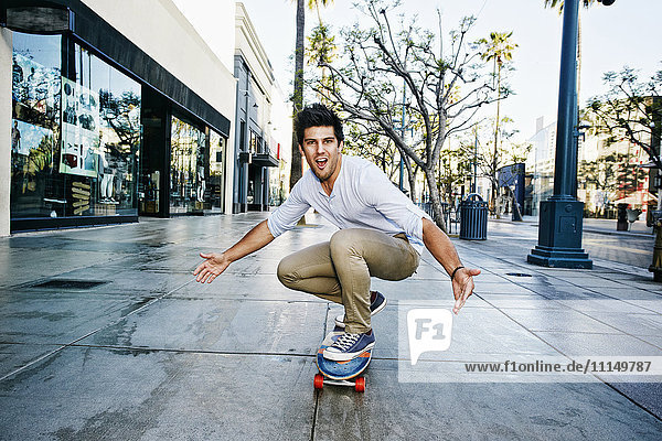 Kaukasischer Mann fährt Skateboard