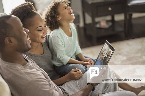 Familienvideochat mit digitalem Tablet