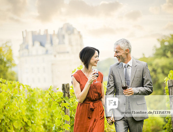 Kaukasisches Paar genießt Wein in einem Weinberg