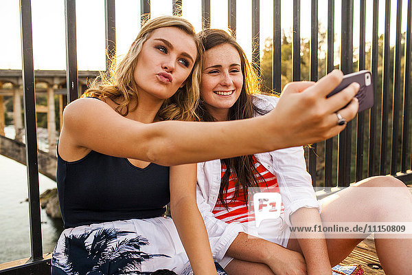 Kaukasische Teenager-Mädchen  die Selfies mit ihrem Handy machen