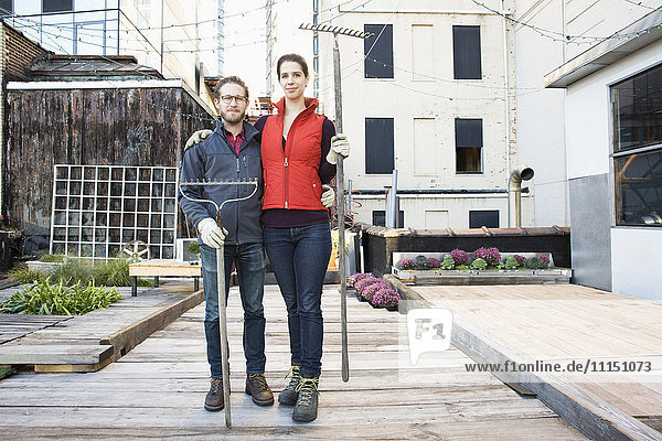 Ehepaar hält Harken im städtischen Dachgarten