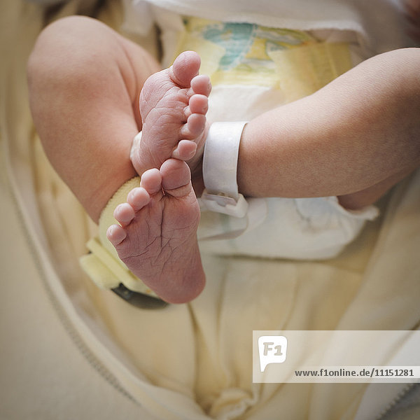 Nahaufnahme der Füße eines gemischtrassigen neugeborenen Babys