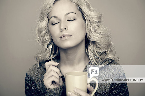Kaukasische Frau trinkt Kaffee