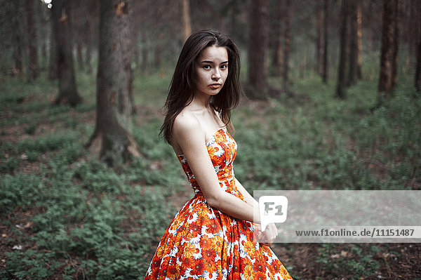 Kaukasische Frau im Wald stehend