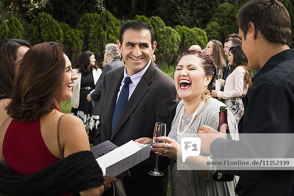 Hispanische Familie lacht bei der Hochzeit