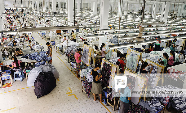 Hochformatige Ansicht von Arbeitern in einer Bekleidungsfabrik