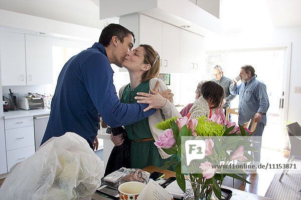 Küssendes Paar in der Küche