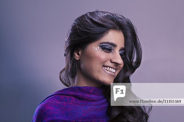 Nahaufnahme einer glamourösen lächelnden pakistanischen Frau