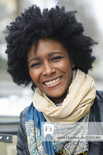 Lächelnde schwarze Frau mit Kopftuch