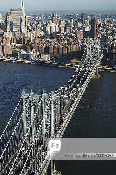 USA  New York  Luftaufnahme der Manhattan Bridge und des East River