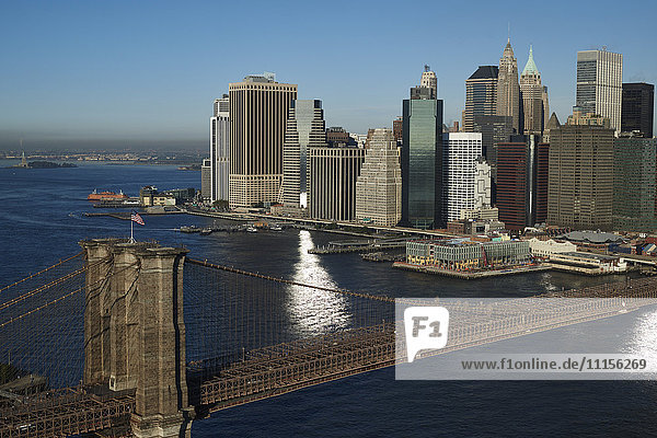 USA  New York  New York City  Brooklyn Bridge  Manhattan  Finanzbezirk und New Yorker Hafen