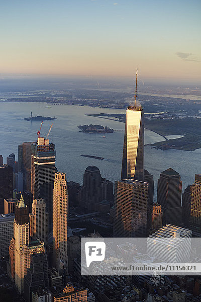 USA  New York  New York City  Stadtbild mit World Trade Center und Hudson River und New York Harbor