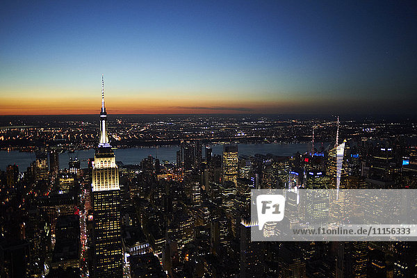 USA  New York State  New York City  Stadtbild mit Empire State Gebäude bei Sonnenuntergang