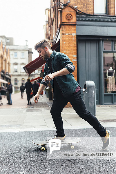 Irland  Dublin  junger Skateboarder auf der Straße